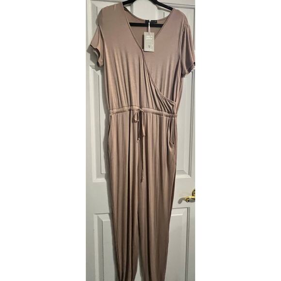 Chicgenes Short Sleeve V-Neck Jumpsuit with Pockets | Size Large - Picture 4 of 5